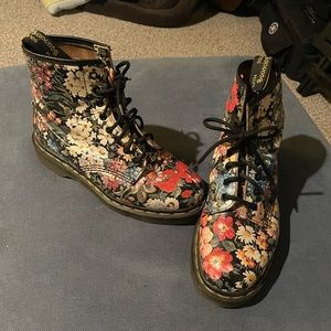 Vintage Floral Doc Martens! Size 8.5 or 39